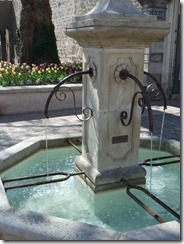 Fontaine devant le commisariat